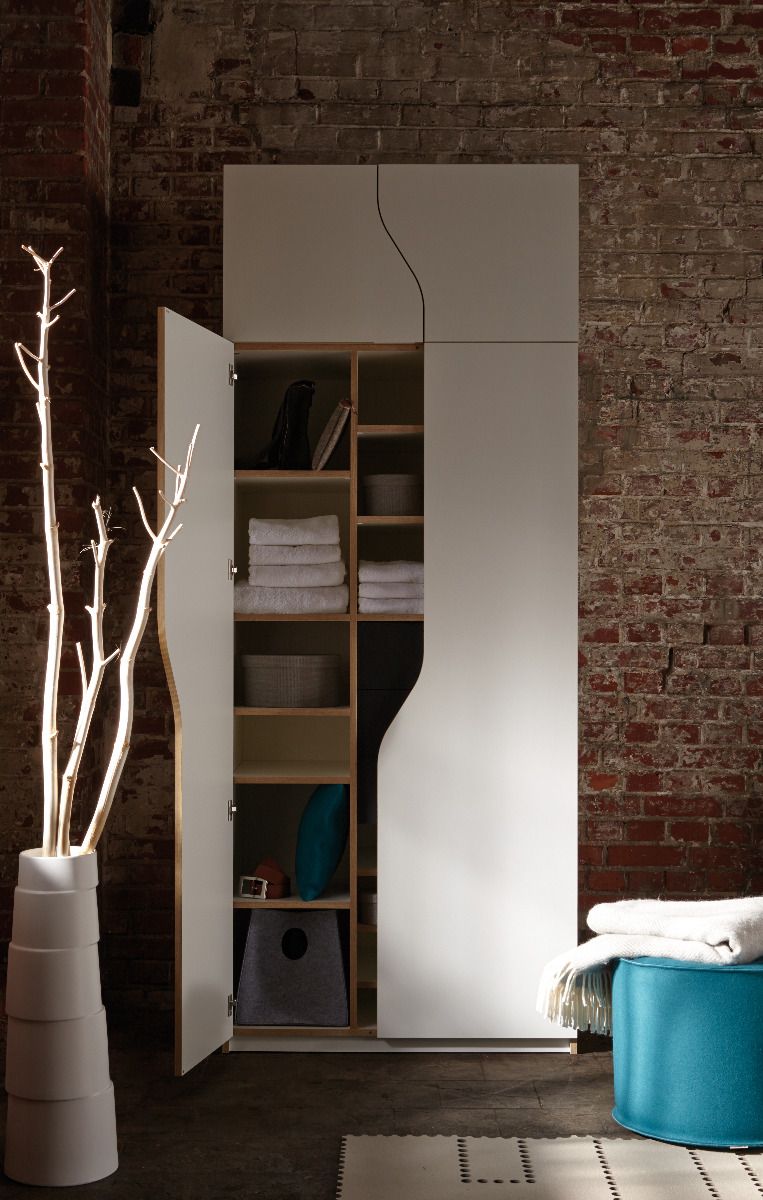 Plane Kleiderschrank mit Aufsatz und Innenschubladen