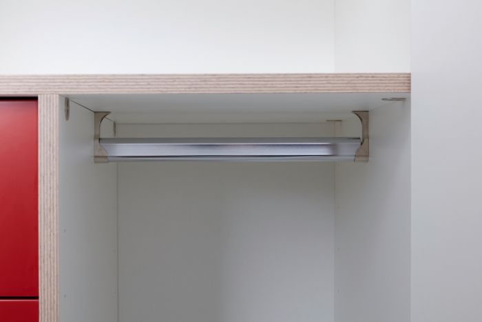 Plane Kleiderschrank mit Aufsatz